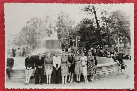 Минск. Фото у фонтана в парке им.Горького. 1950-е. 8х12 см