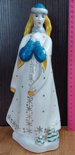 Фарфоровая статуэтка снегурка