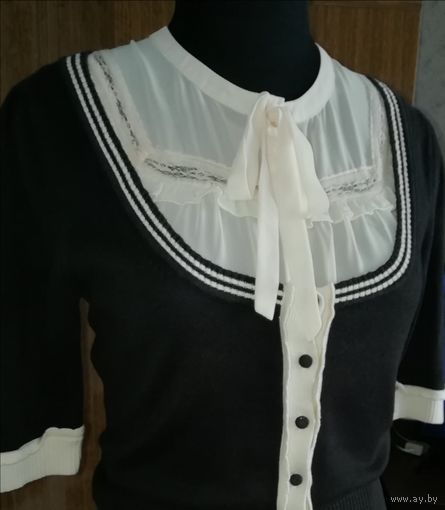 Комплект :трикотажная черная кофточка и шифоновая блузочка пудрового цвета.размер 44-46.