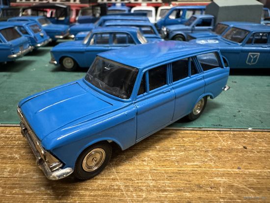 Москвич 426 решетка с четырьмя круглыми фарами, черный салон. Пятничный вечер в синих тонах. Не забываем делать себе подарки к 23 февраля!