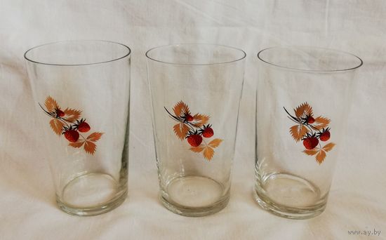Винтажные стаканы с изображением клубники и золотыми листьями.Реймс,Франция.