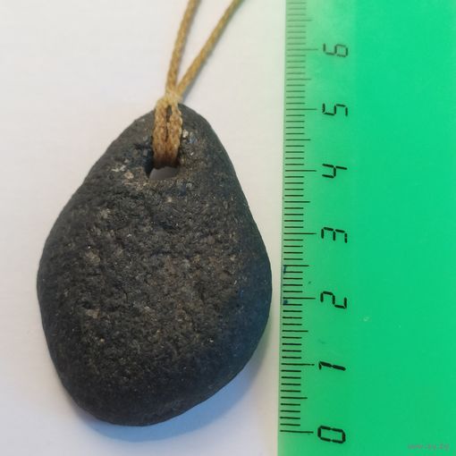 Кулон из материала, крайне похожего на Саффордит (также известный как камень Чинтамани). Это редкая разновидность древнего вулканического стекла (псевдотектит)...находка