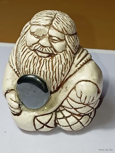 Нэцкэ -  Бог здоровья и долголетия, держащий магический шар.