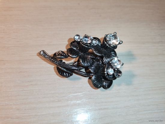 Тяжёлая, металлическая брошь с вставками, застёжка рабочая.