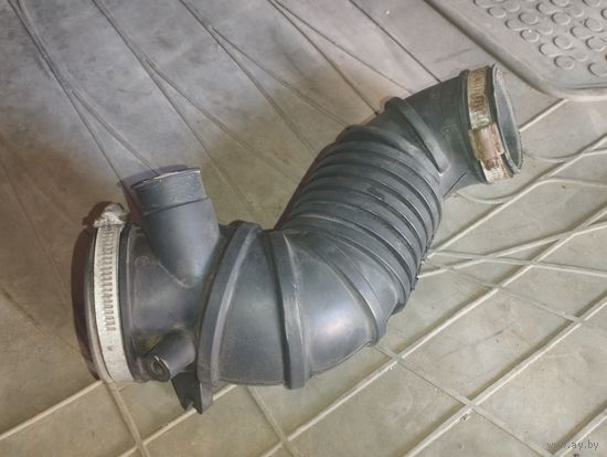 Патрубок воздушного фильтра Mitsubishi Carisma