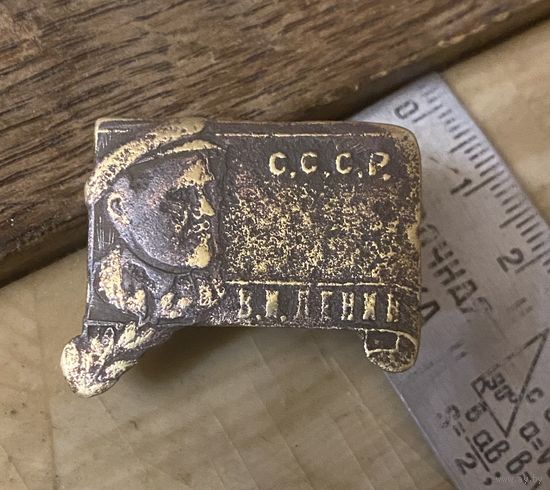 Траурный знак 1924 года (с надписью ЛЕНИН)