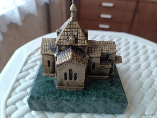 Храм металл на камне змеевик