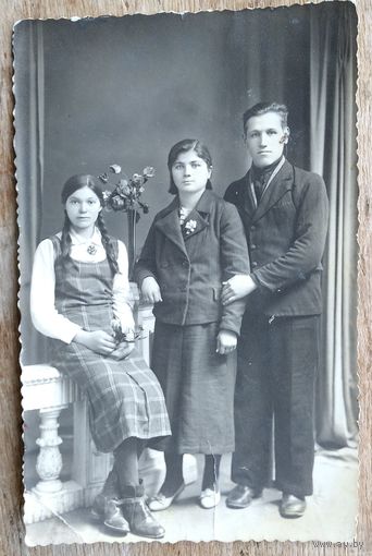 Фото молодежи. 1930-е. 8.5х13.5 см.