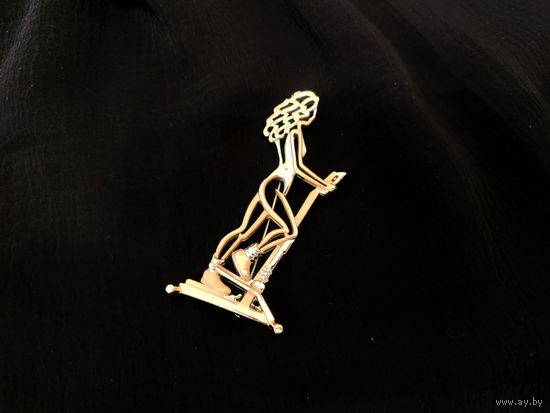 Брошь, спортсменка AJC