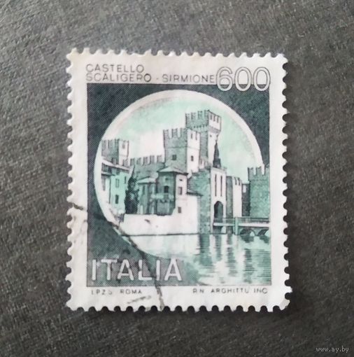 Марка Италия 1980 год Замок
