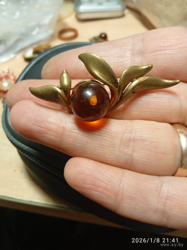Винтажная брошь с янтарём. Калининград. Латунь.