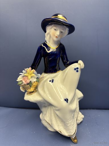 Статуэтка фарфор дама на пне