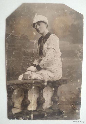 Фото барышни. 1920-е. 7х10.5 см
