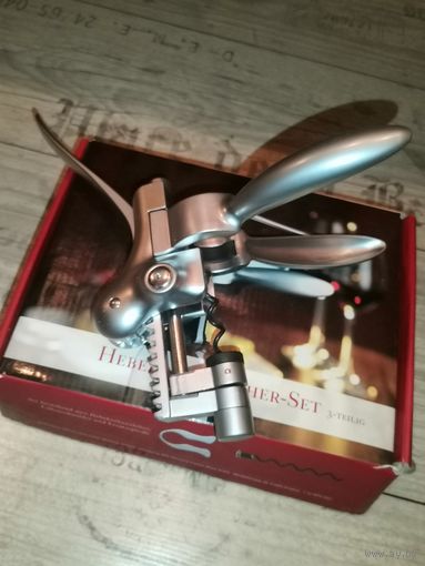 Штопор рычажного типа, рабочий, есть мелкий дефект.