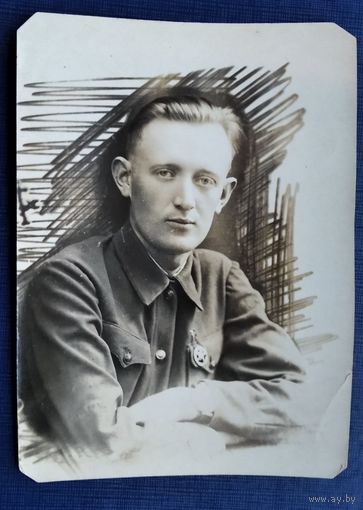 Фото юноши со знаком ОСОАВИАХИМа. Рогачев? 1940 г. 9х12 см.