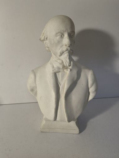 Бюст Некрасова. Лфз.