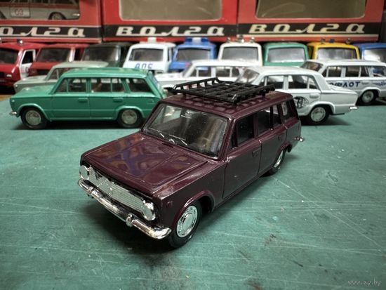 ВАЗ-2102 с багажником, цвет переспелая вишня. Пятничный вечер в зеленых, синих, голубых и серых тонах.