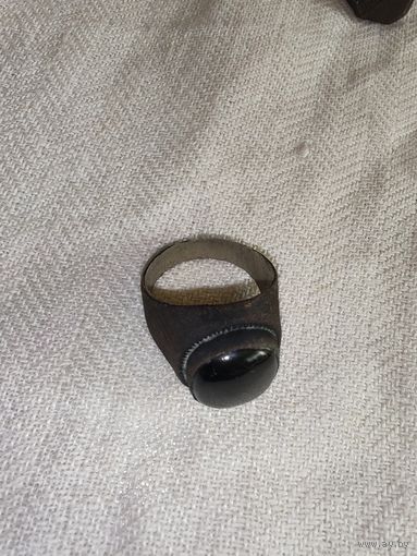 Кольцо печатка с черным камнем.