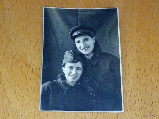РККА 1942 год. Две девушки. Артиллерия