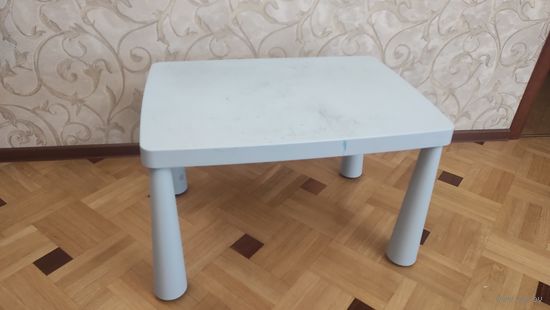 Стол Икеа голубого цвета с доставкой до подъезда. Размер 55*76 см. Отличный стол, целый, устойчивый, безопасный для ребенка. Необходимо почистить, в остальном супер стол.