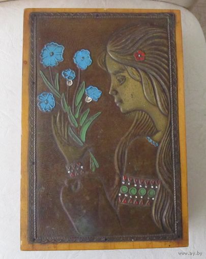 Все лоты с рубля.Шкатулка Васильки,СССР,латунь,чеканка,дерево, этикетка.