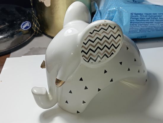 Фарфоровая статуэтка Слон .