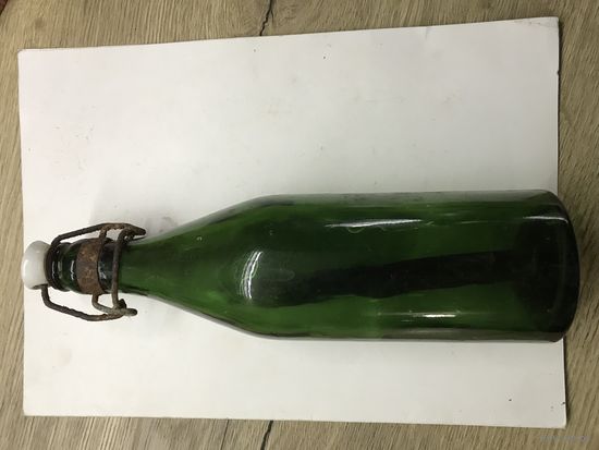 Бутылка.Коминтерн с фарфоровой пробкой.