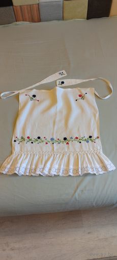 Традыцыйны фартух (передник, вышиванка) для навагрудскага/лідскага строю. Сучасная вышыўка тамбурным швом, рэканструкцыя па Раманюку.