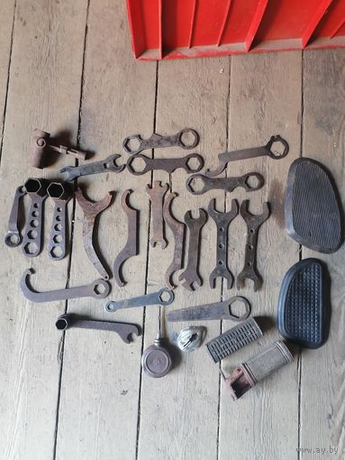 Ключи мотоцикла ИЖ 49 и др.