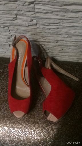 Яркие босоножки  Waggon shoes на 38 размер. Paris. Очень красивые и яркие босоножки, высокий и удобный каблук 11,5 см. Состояние хорошее, есть следы носки на подошве. Приятная цена.