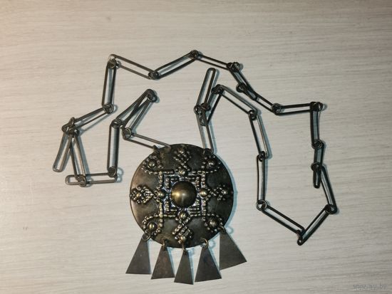 Металлическая подвеска с цепочкой, времён СССР, длина цепочки 60 см.