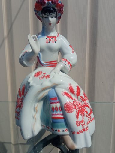 Статуэтка Вышивальщица Полонне ЦЕЛАЯ