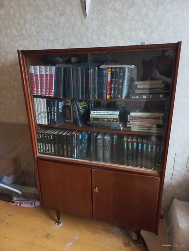 Шкаф книжный