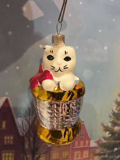 Елочная игрушка котенок в корзине