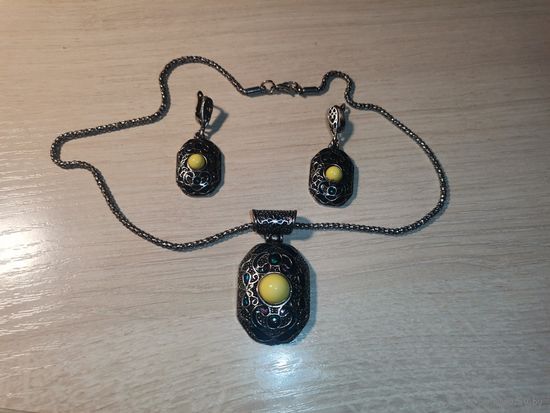 Металлический комплект с вставками и эмалями.