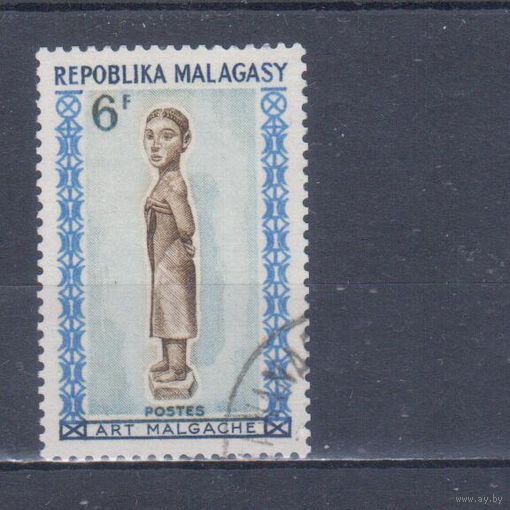 [1855] Мадагаскар 1964. Культура и быт.Женская фигурка. Гашеная марка.