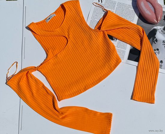 Топ с разрезами на рукавах