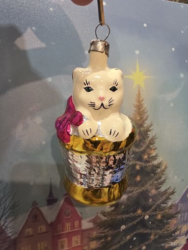 Елочная игрушка котенок в корзине
