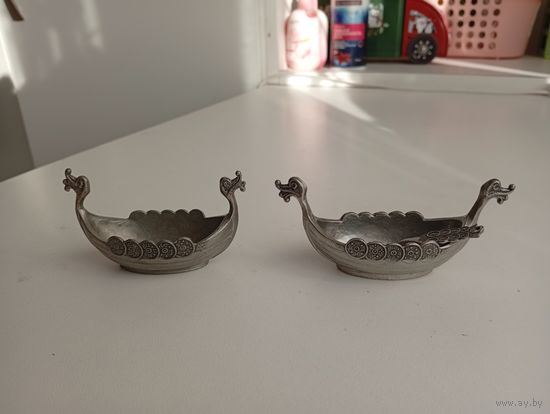 Два драккара викингов