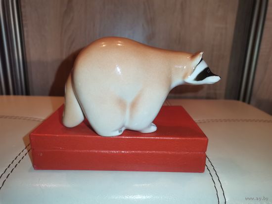 Фарфоровая статуэтка "Енот", ЛФЗ, времён СССР, есть дефект.