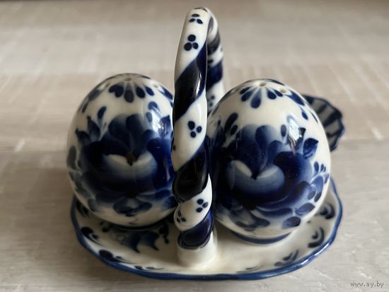 Гжель солонка и перечница на подставке ,яйца в корзинке + ложечка