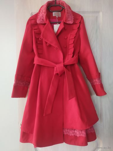 Эксклюзивное новое красное пальто раскалешенное с поясом и рюшами.