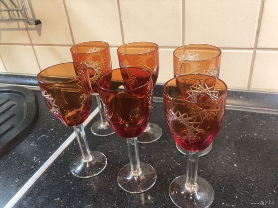 Рюмки из красного стекла