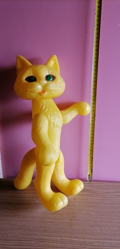 Пластмассовая игрушка Жёлтый кот