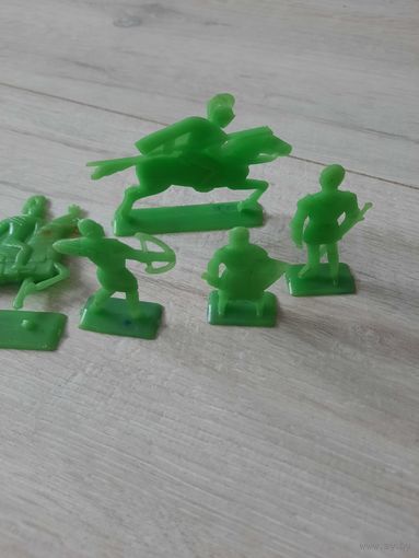 Солдатики колкий пластик