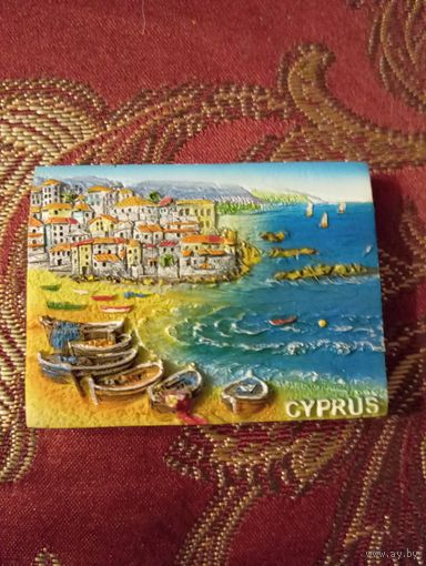 Магнит с изображением прибрежного города на Кипре.