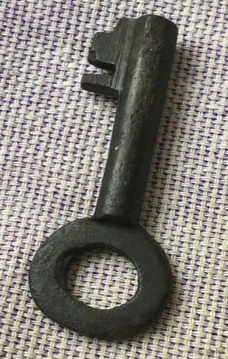 Старинный бронзовый ключик.