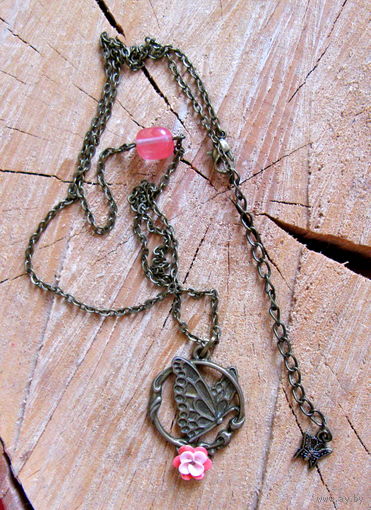 Подвеска ручной работы с бабочкой на цветочке и вишневым кварцем11