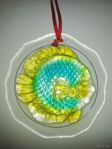 Стеклянное панно на стену, окно. Рыбка. Барельеф. 16,5 см.