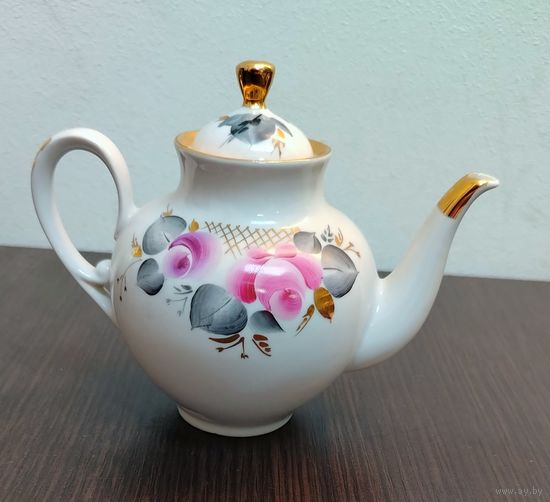 Винтажный фарфоровый заварочный чайник с красивой ручной цветочной  росписью с позолотой , красивая тонкая работа времен СССР
